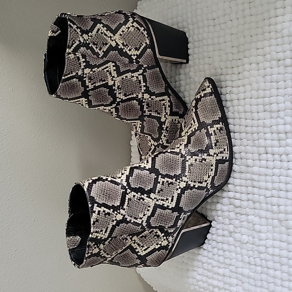 Circus by Sam Edelman Shoes - Gray Animal Print